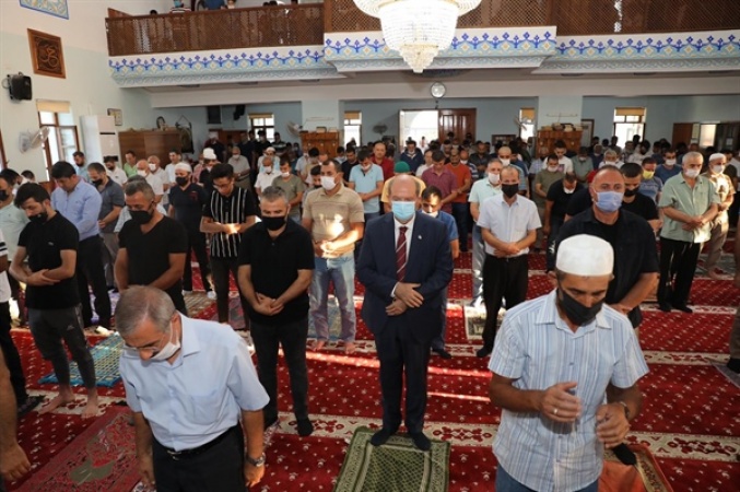 Başbakan Tatar, Bayram Namazını Hz. Ebubekir Camii’nde Kıldı