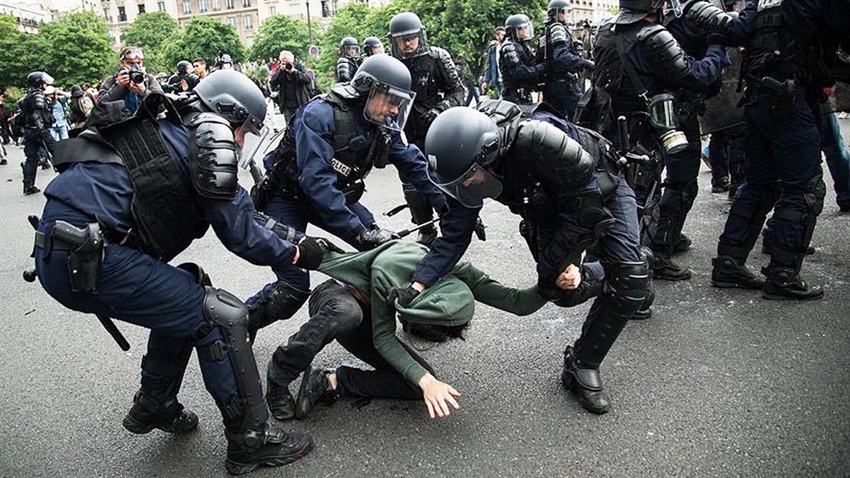 Fransa’da polisten senatör ve vekillere sert müdahale