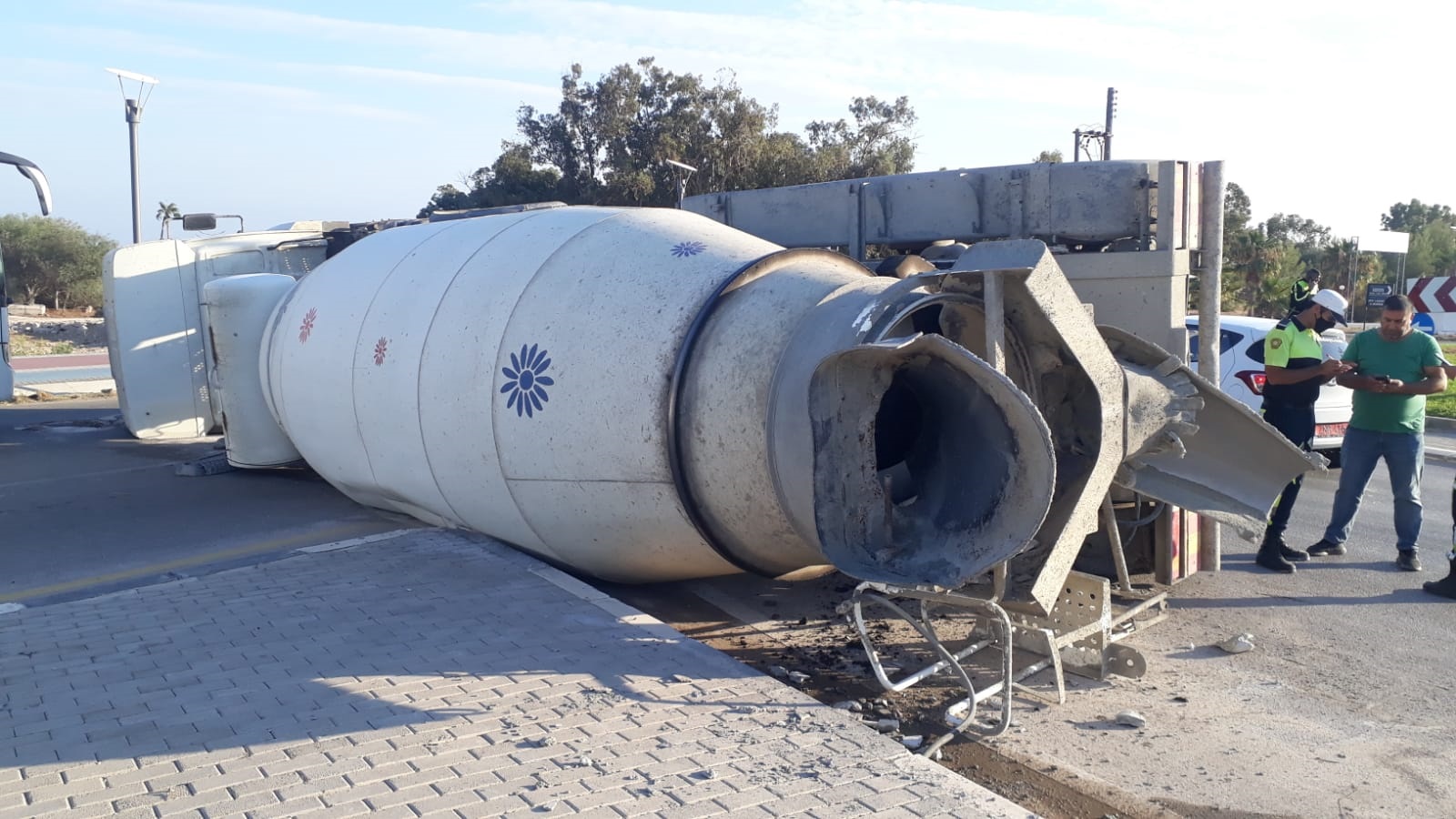 İskele’de beton mikseri devrildi, sürücü hafif yaralandı