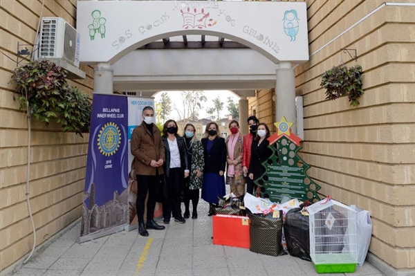 Cumhurbaşkanı Tatar’ın eşi Sibel Tatar, SOS Çocuk Köyü’nü ziyaret ederek çocuklara yeni yıl hediyelerini verdi