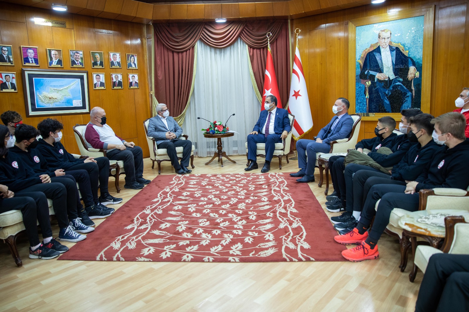 Başbakan Sucuoğlu, Kuzey Kıbrıs Su Sporları Federasyonu’nu kabul etti