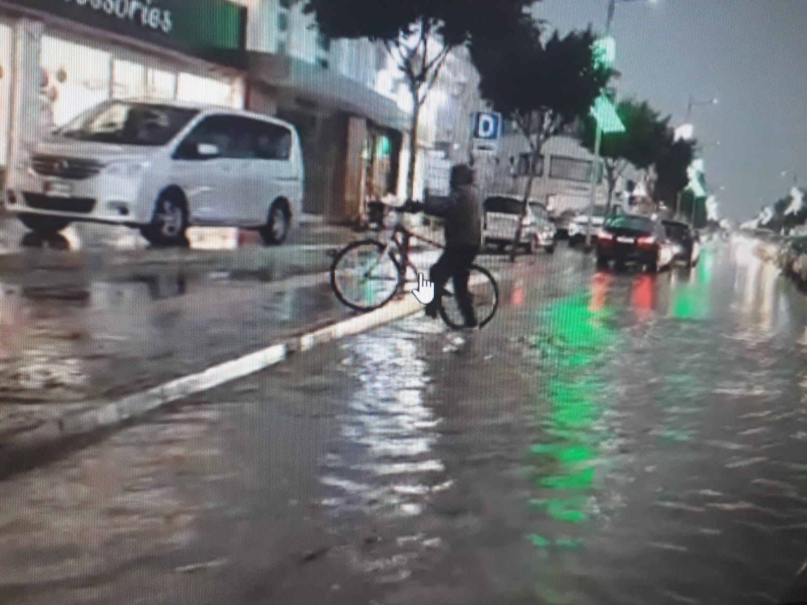 Şiddetli yağış nedeniyle Ortaköy’de su taşkını. Lemar ışıklarından Hastane yönüne yol trafiğe kapandı