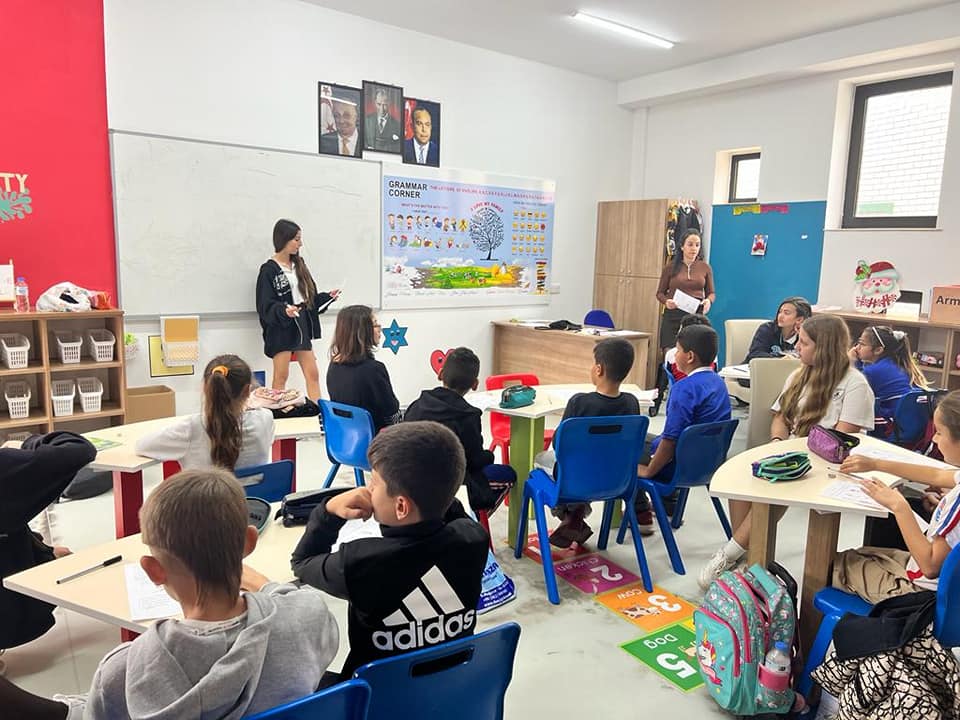 19 Mayıs TMK öğrencilerinden Mustafa Çağatay İlkokulu öğrencilerine İngilizce ders desteği