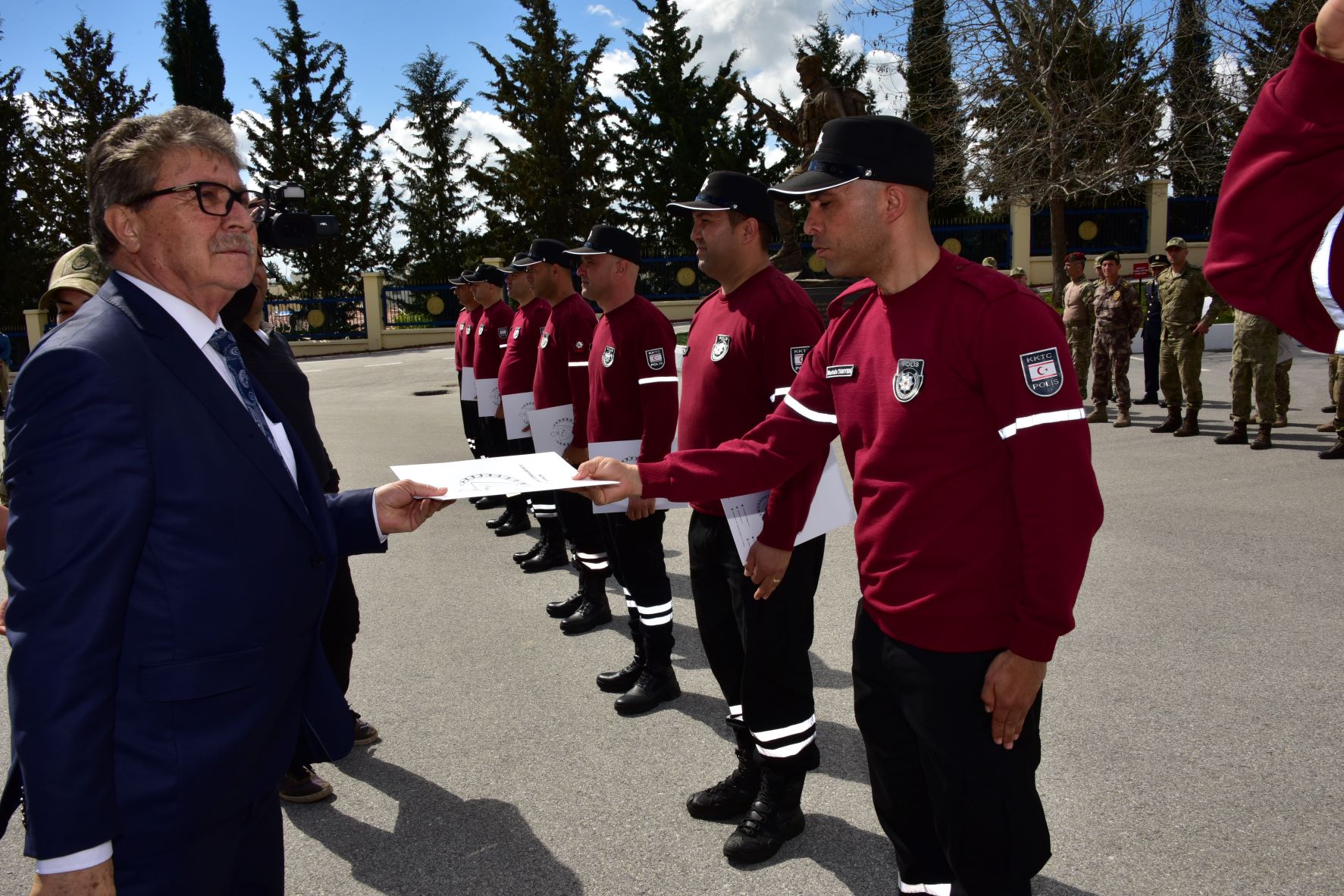 Başbakan Üstel ,Türkiye’de arama kurtarma çalışmalarına katılan KKTC ekibine takdir belgesi verdi