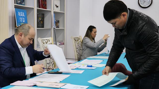Kazakistan’da Meclis ve yerel meclis seçimlerinde oy verme işlemi başladı