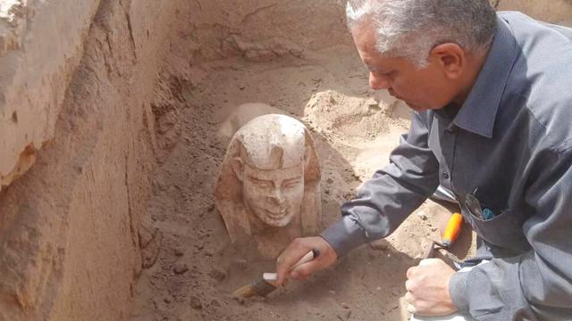 Mısır’daki arkeologlar Sfenks benzeri heykel buldu