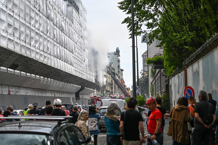 İtalya’nın Milano kent merkezinde patlama: Çok sayıda ambulans, itfaiye ve güvenlik görevlisi bölgeye sevk edildi