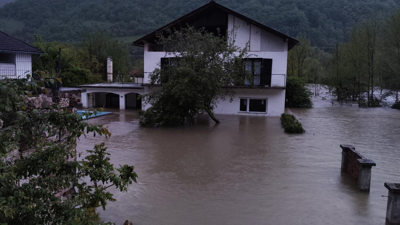 Bosna Hersek ve Hırvatistan’da şiddetli yağışlar sele neden oldu
