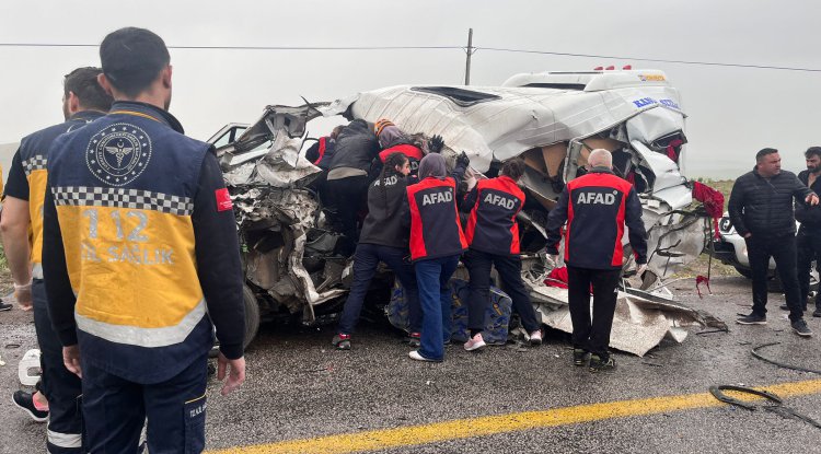 Türkiye’nin Sivas ilinde tır ile minibüs çarpıştı: En az 4 ölü, çok sayıda yaralı var