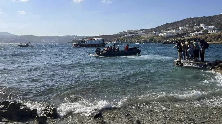 Mikonos Adası açıklarında düzensiz göçmenleri taşıyan botun batması sonucu 3 kişi öldü