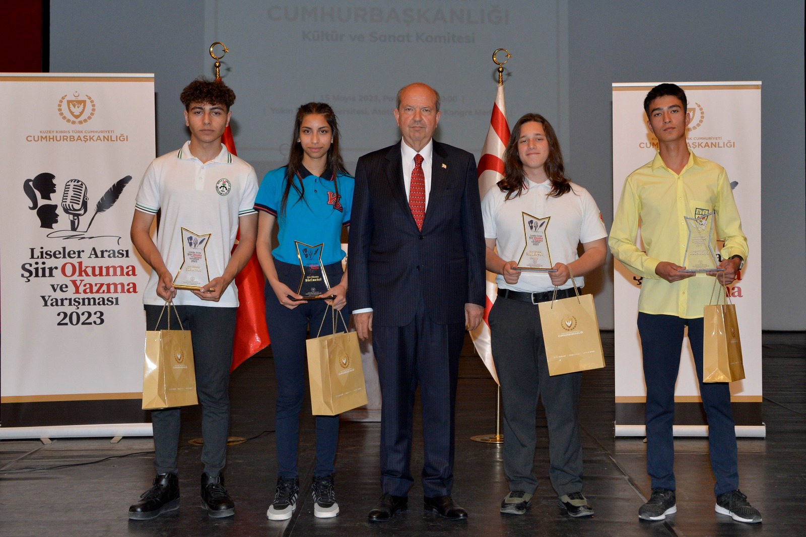 Cumhurbaşkanı Ersin Tatar ile eşi Sibel Tatar, “Liseler Arası Şiir Okuma ve Yazma Yarışması” etkinliğine katıldı