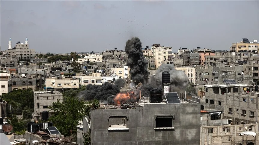 Saldırılarını sürdüren İsrail savaş uçakları Gazze’deki bazı evleri vurdu