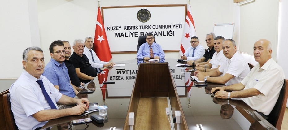 Maliye Bakanı Berova, KKTC roro ve yolcu gemileri armatörleri ile bir araya geldi