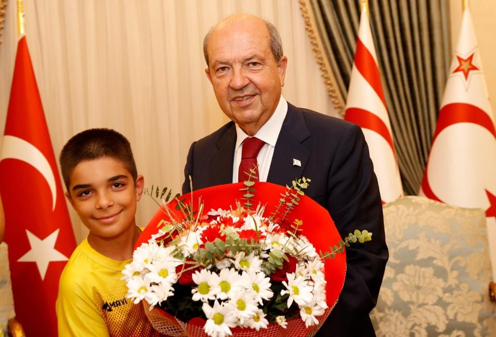 Cumhurbaşkanı Ersin Tatar, Nusaybin’den gelen çocukları kabul etti