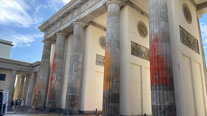 Berlin’de iklim aktivistleri tarihi Brandenburg Kapısı’nı turuncuya boyadı