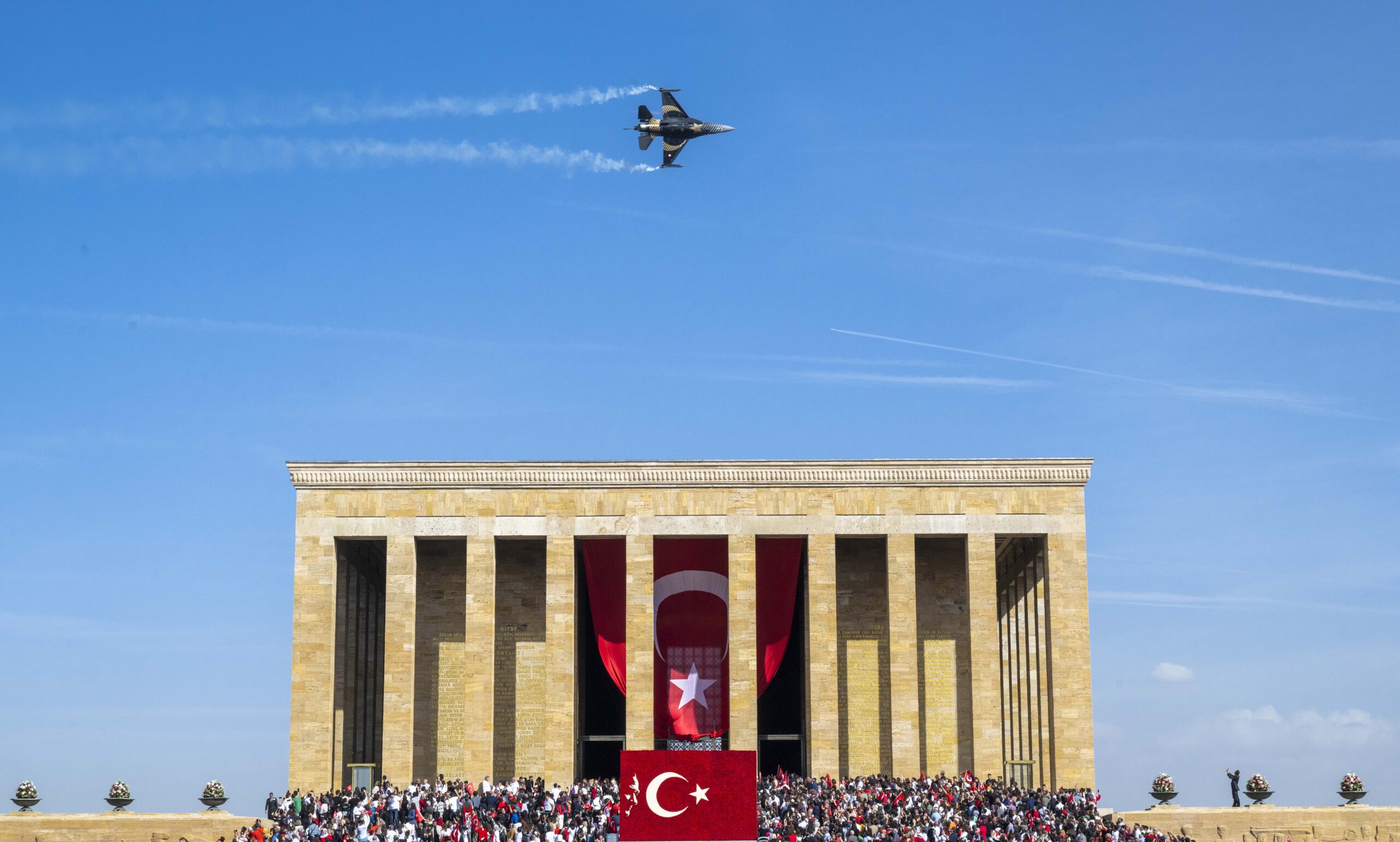 SOLOTÜRK’ten Anıtkabir üzerinde Cumhuriyet’in 100. yıl dönümüne özel uçuş gösterisi