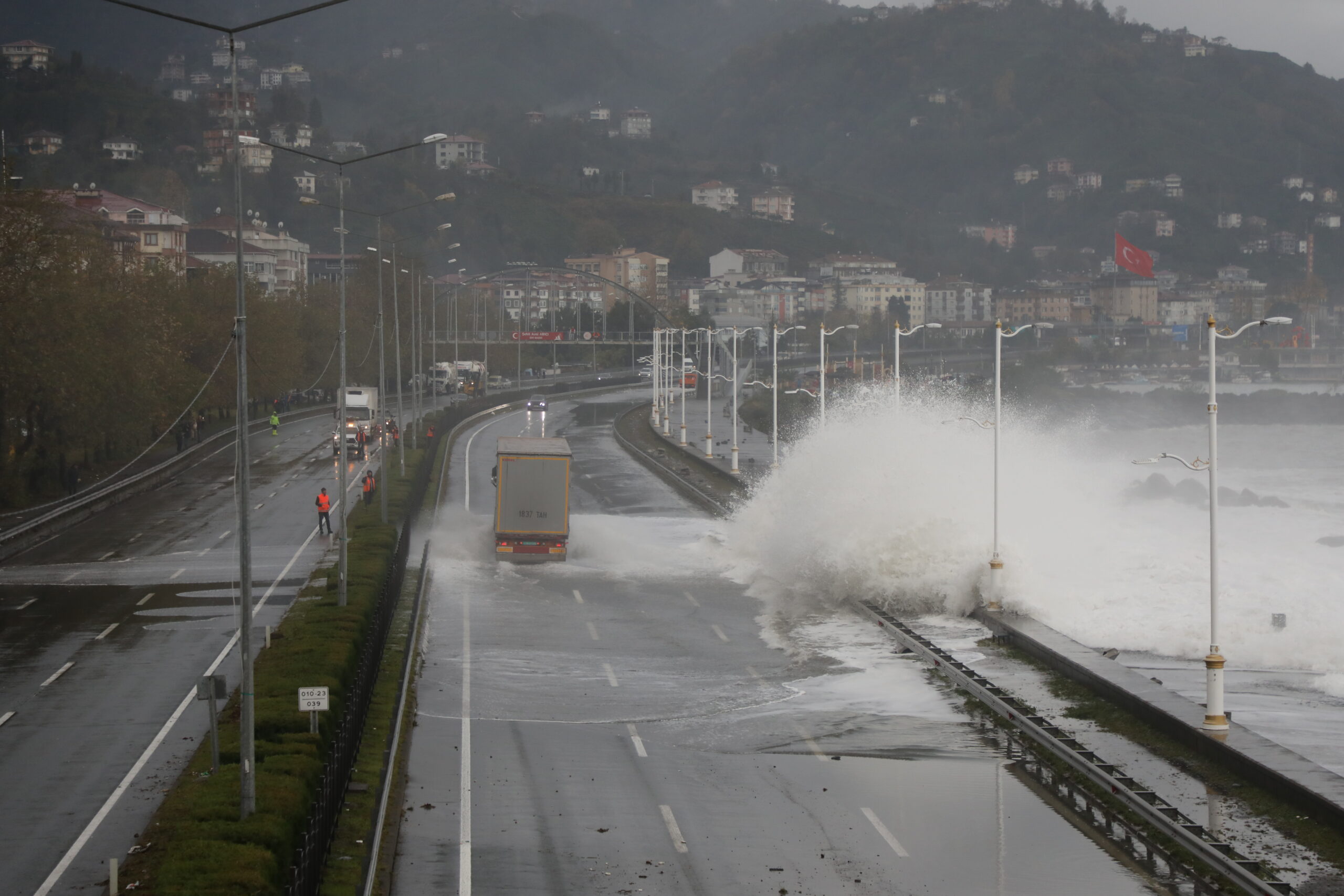 Karadeniz’de fırtına sonucu dev dalgalar oluştu – BRTK