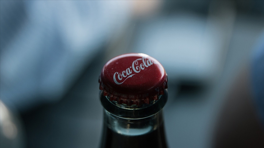 Coca Cola, Hırvatistan’da yaşanan zehirlenme vakaları nedeniyle bazı ürünlerini raftan çekiyor