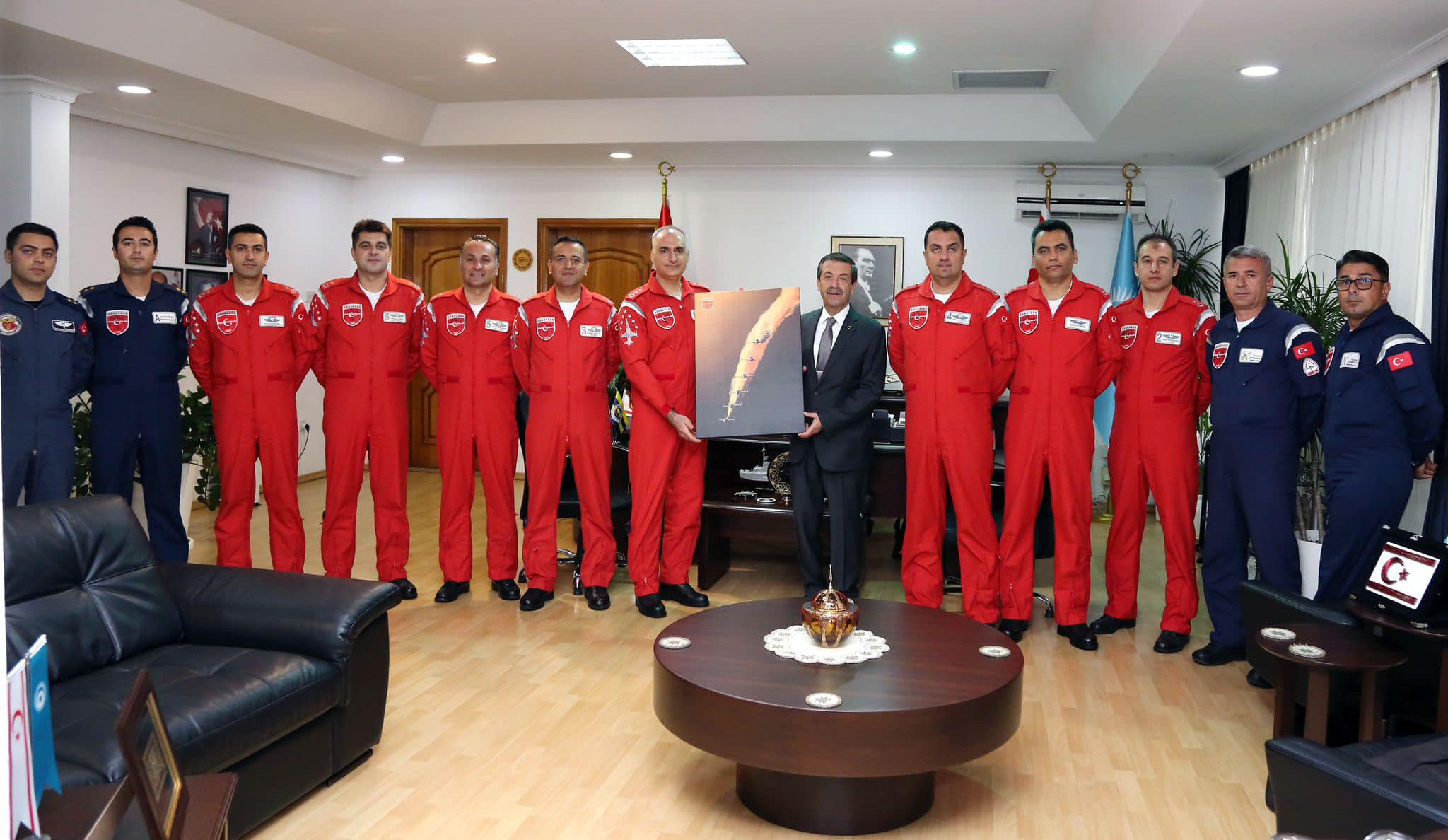 Dışişleri Bakanı Ertuğruloğlu Türk Yıldızları pilotlarını kabul etti