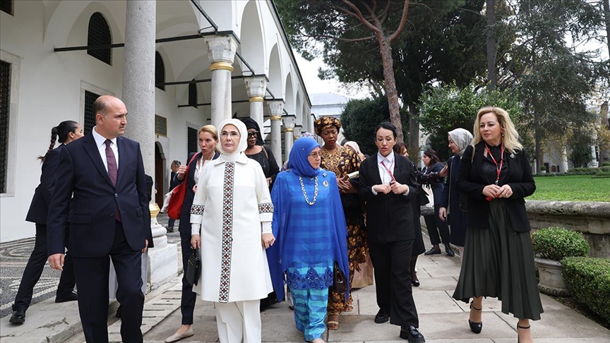 Emine Erdoğan, devlet başkanlarının eşleriyle Topkapı Sarayı’nı gezdi, geziye Tatar ve Üstel’in eşleri de katıldı