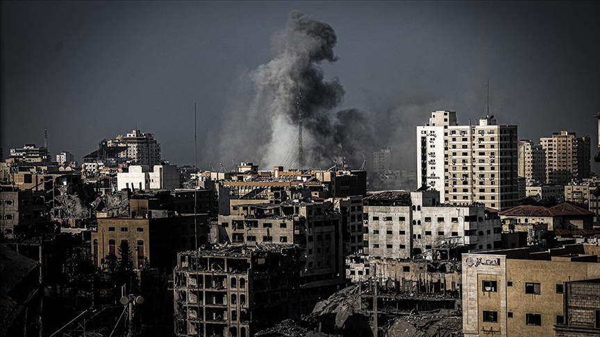 İsrail savaş uçaklarının Gazze’de bir eve düzenlediği saldırıda 12 sivil öldü
