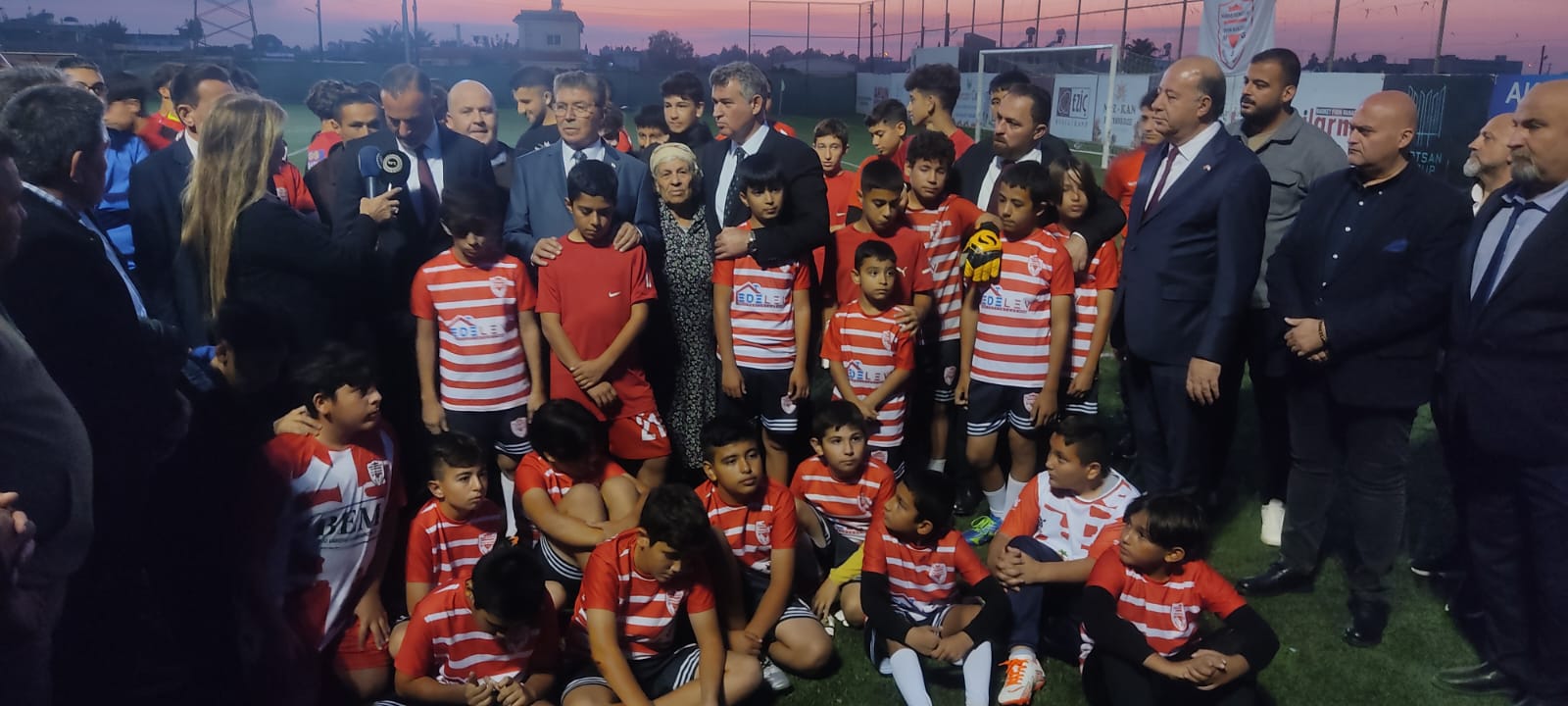 Başbakan Üstel, TC Lefkoşa Büyükelçisi Feyzioğlu ve yetkililer Maraş Futbol Sahası’nı ziyaret etti – BRTK