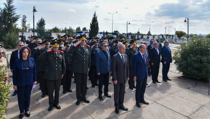 KTFD Başbakanı Osman Örek 25’inci ölüm yıl dönümünde devlet töreniyle anıldı